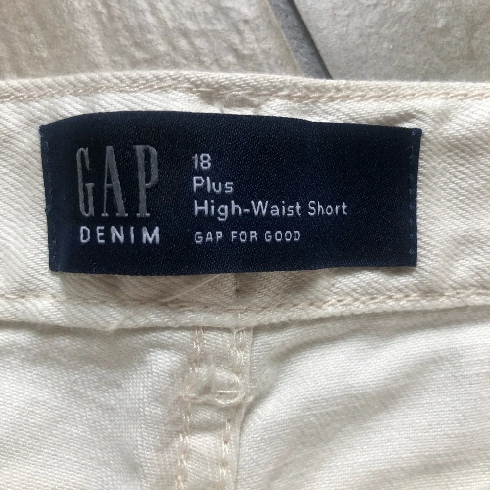 NWT! Gap kids floral embroidered 18 plus size high waisted jean shorts off white